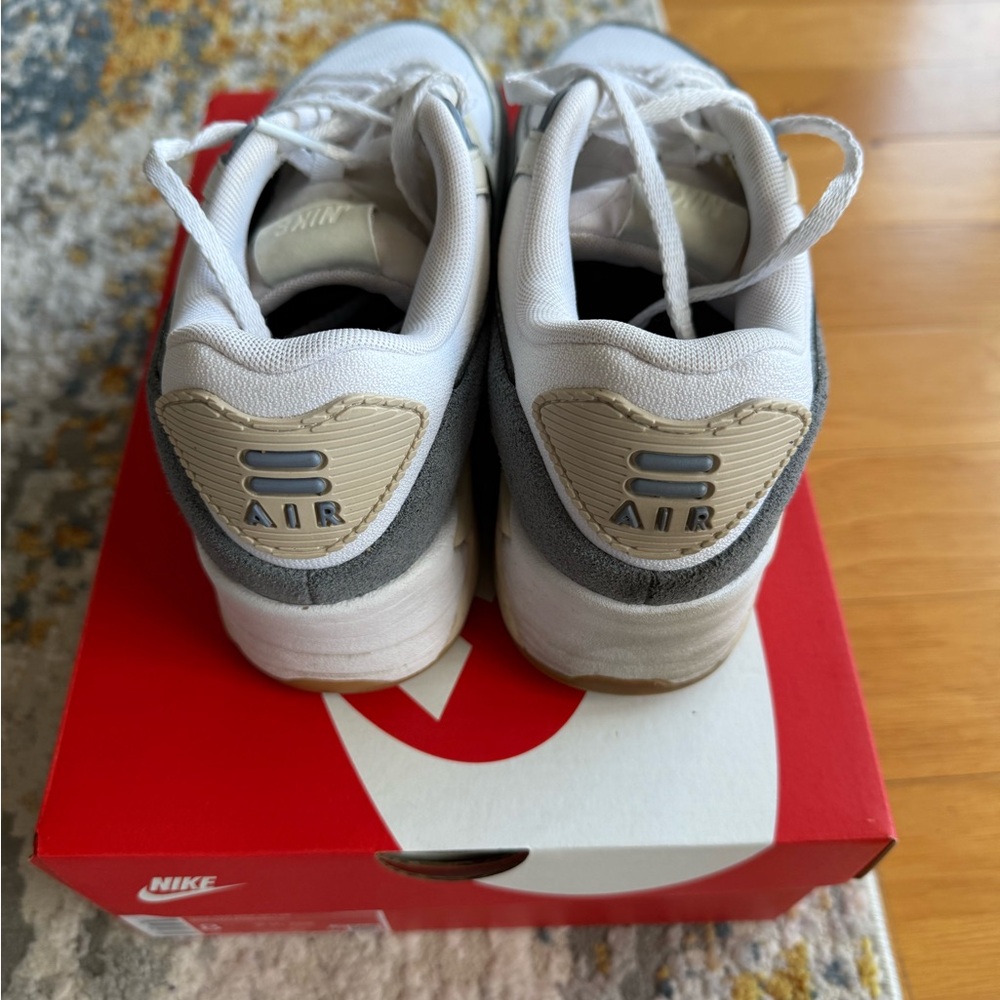 NIKE Air Max 90 LV8 Women’s Sneakers Size 8 White Grey - Picture 3 of 8